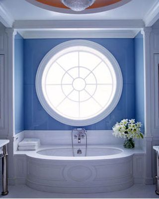 salle de bain blanche et bleue, new york