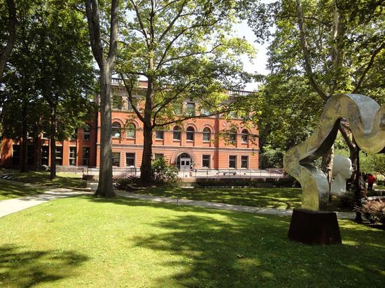 sculptures contemporaines et bibiliothèque pratt new york