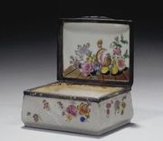 AN 18TH CENTURY CHINESE PORCELAIN SNUFF-BOX AND COVER, WITH EUROPEAN SILVER MOUN