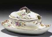 AN 18TH CENTURY MENNECY SOFT-PASTE PORCELAIN SUGAR BOWL WITH ATTACHED-STAND AND 