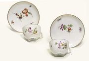 A PAIR OF GOTHA TEACUPS AND SAUCERS